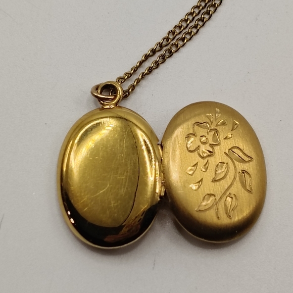 Vintage Etched Gold Filled Locket Pendant Necklace - Picture 4 of 8